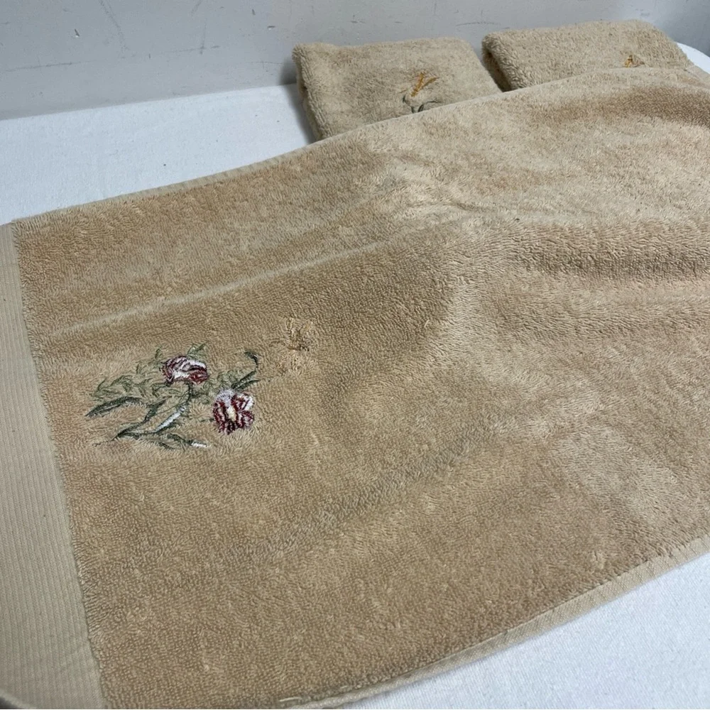VTG Hand TOWEL SET 3 embroidered flowers, dragonfly, tan 25”x14” GUC